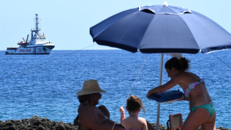 Le bateau est juste au large de la côte de l'île de Lampedusa