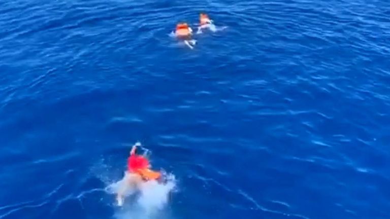 Des migrants tentent de nager à terre depuis un navire à bras ouvert près de l'Italie
