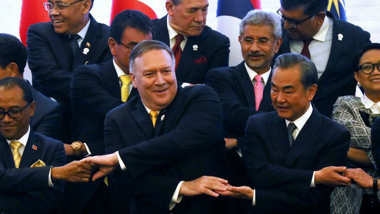Le meilleur diplomate américain, Mike Pompeo (centre), est dans la ville pour une réunion sur la sécurité