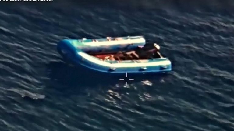 Les autres personnes sur le petit bateau ont commencé à mourir à partir du cinquième jour alors qu'elles manquaient de nourriture et d'eau.