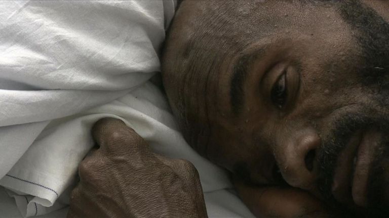M. Oga a dû pousser les corps de ses compagnons morts à la mer 