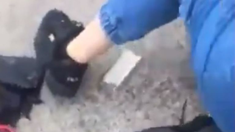 Une femme semble être sur le terrain après l'attaque présumée
