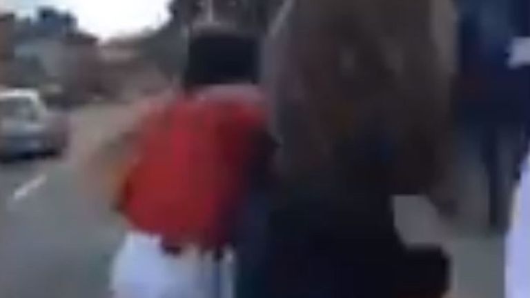 Un groupe semble attaquer une jeune femme Mulsim dans le film partagé en ligne