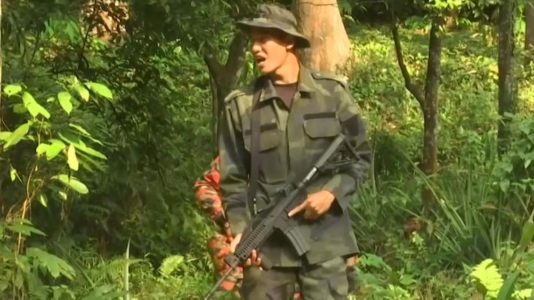 Des membres du Senoi Praq, une équipe de police composée de traqueurs autochtones, ont crié le nom de la fille disparue dans une jungle dense.