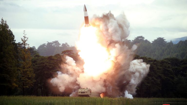 Photo prise par la KCNA, l'agence de presse centrale coréenne du Nord, d'un tir d'essai au missile vendredi
