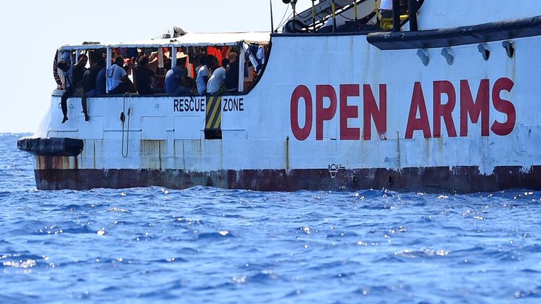 Le bateau est bloqué près de l'Italie depuis deux semaines