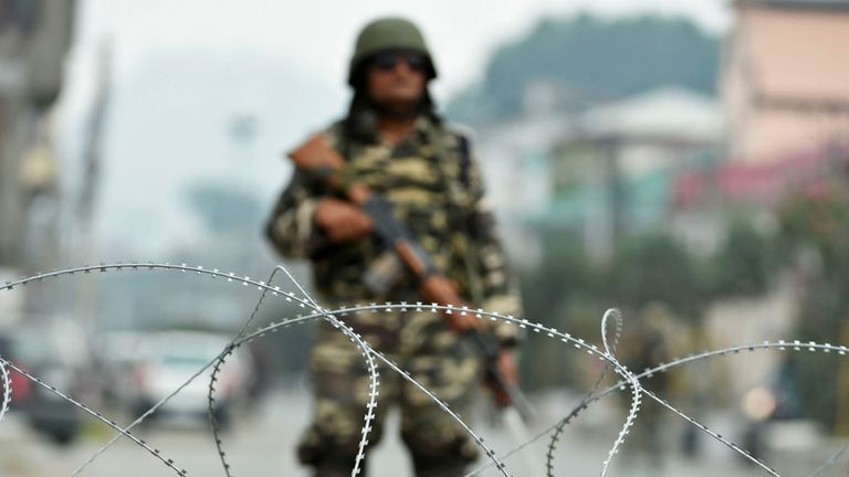 Un membre de l'armée indienne lors d'une fermeture à Srinagar