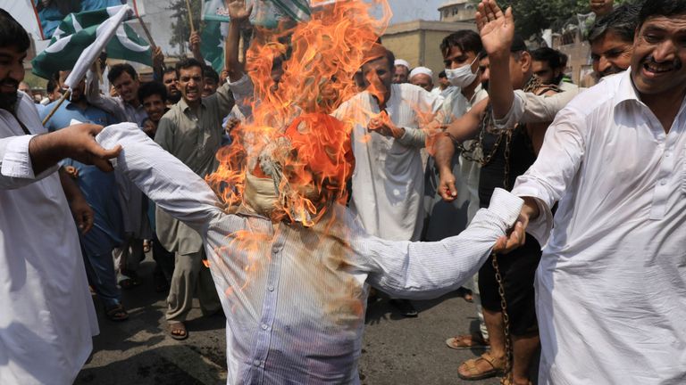 Les manifestants à Peshawar ont brûlé l'effigie du Premier ministre indien Narendra Modi