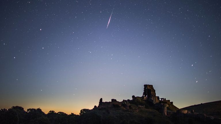 La pluie de météorites Perseid 2016 vue au-dessus du château de Corfe dans le Dorset