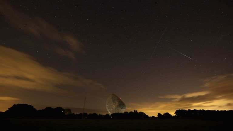 La douche Perseid 2013 vue au-dessus du radiotélescope Lovell à la banque Jodrell de l'université de Manchester