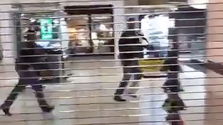 Des agents de police sont vus à l'intérieur du centre commercial Cielo Vista 