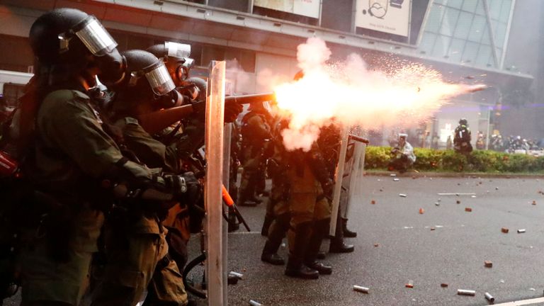 La police tire des gaz lacrymogènes
