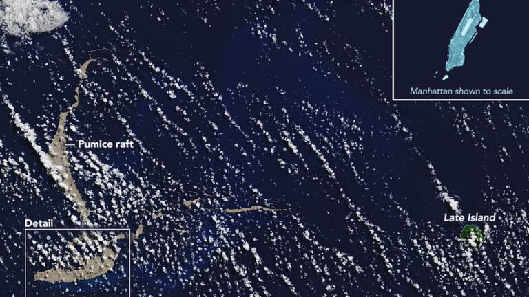 Le radeau de pierre ponce flotte près de Tonga. Image: Joshua Stevens / Observatoire de la Terre de la NASA