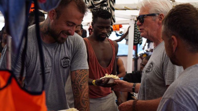 L'acteur américain Richard Gere partageant un repas avec des migrants à bord d'un navire qui a sauvé 121 personnes de la mer
Courtesy: Page Facebook Open Arms 