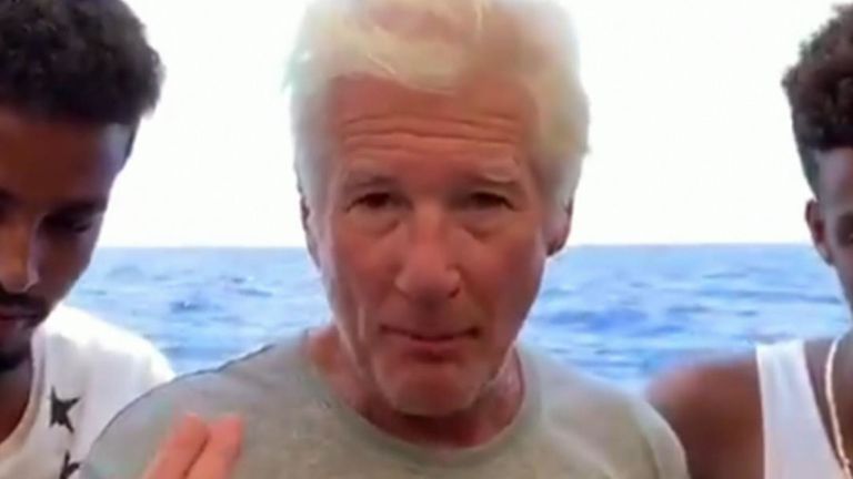 Richard Gere rejoint les migrants sur un bateau en Méditerranée