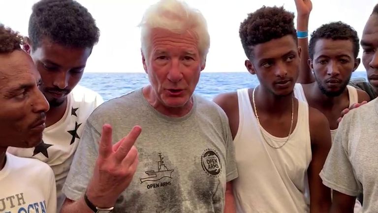 L'acteur Richard Gere à bord du navire transportant 121 migrants qu'aucun pays européen ne propose d'accepter 