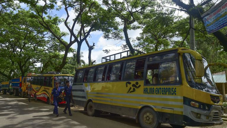 Les bus alignés pour ramener les réfugiés à la maison étaient vides