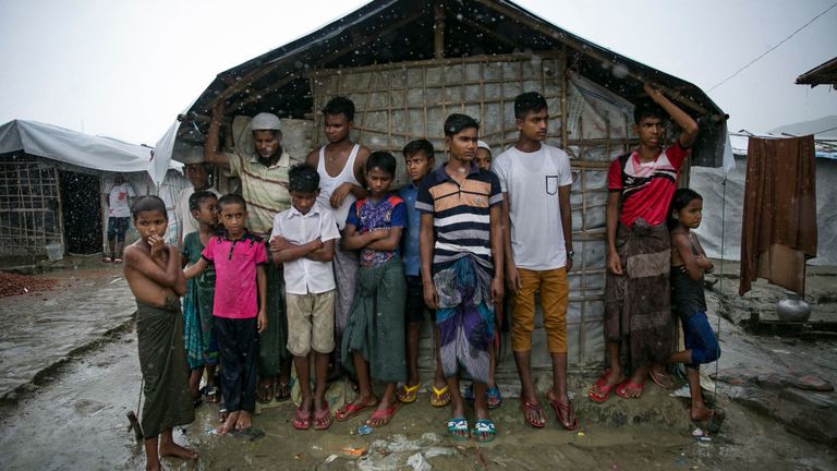 Des centaines de milliers de personnes vivent dans de grands camps après avoir fui le Myanmar pour le Bangladesh