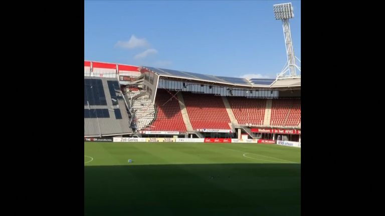 Une partie du toit s’est effondrée au stade du club néerlandais AZ Alkmaar alors que de forts vents soufflaient dans la région.