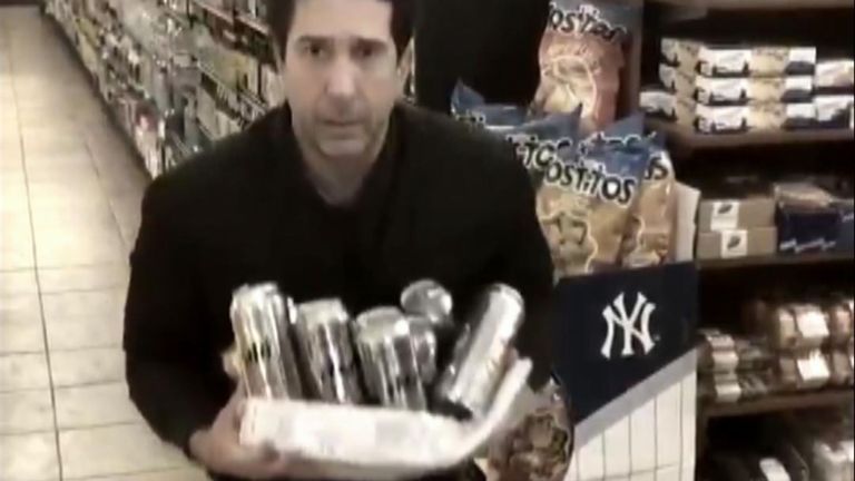 L'acteur David Schwimmer a donné la réponse parfaite à une histoire virale l'identifiant comme suspect dans le vol d'un restaurant à Blackpool.