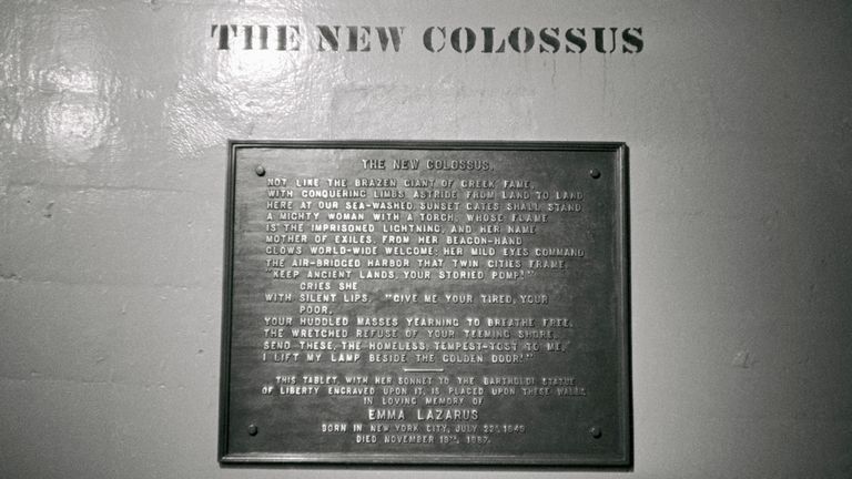 Le poème est sur une plaque à la base de la statue
