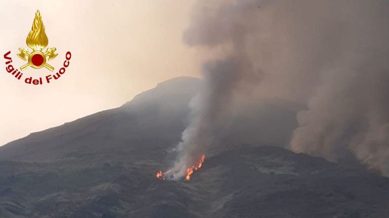 La fumée monte d'un volcan de l'île de Stromboli après une explosion à Stromboli, en Italie, dans cette photo publiée le 28 août 2019. Vigili del Fuoco / Handout via REUTERS