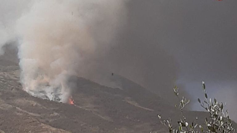La fumée monte d'un volcan de l'île de Stromboli après une explosion à Stromboli, en Italie, dans cette photo publiée le 28 août 2019. Vigili del Fuoco / Handout via REUTERS