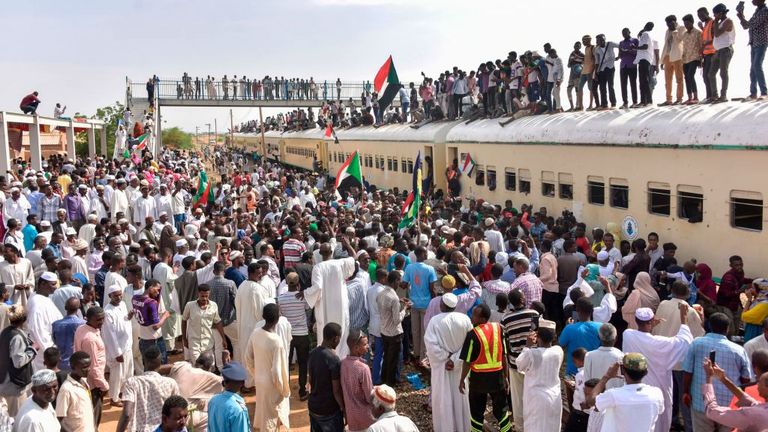 Des manifestants soudanais de la ville d'Atbara arrivent à la station Bahari de Khartoum