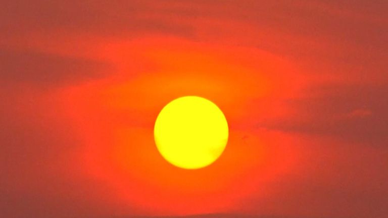 Le soleil est partiellement masqué par la fumée des feux de forêt amazoniens