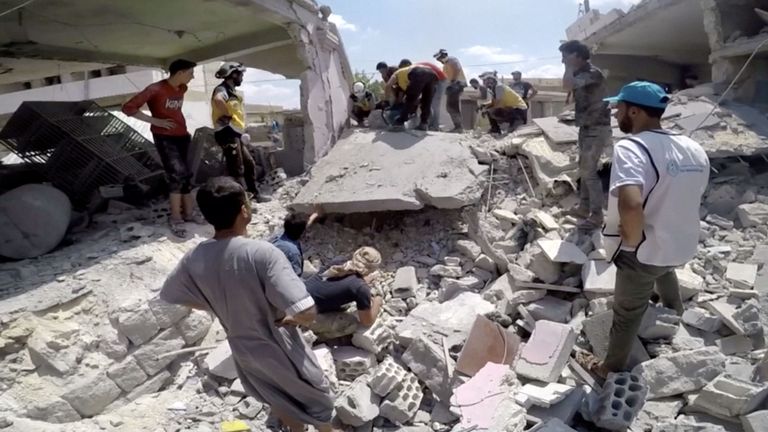 La défense civile syrienne de l'opposition a signalé des frappes aériennes sur plusieurs villes de la région.