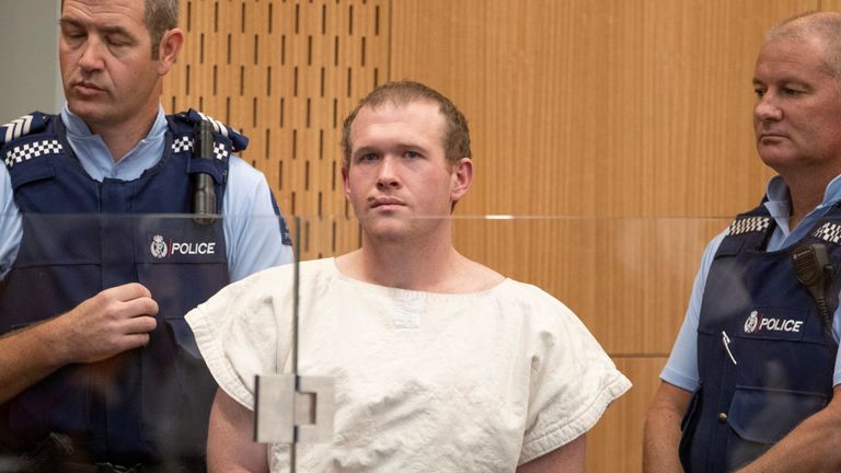 Brenton Tarrant, accusé de meurtre pour les attaques contre une mosquée, est vu sur le quai lors de sa comparution devant le tribunal du district de Christchurch, en Nouvelle-Zélande, le 16 mars 2019