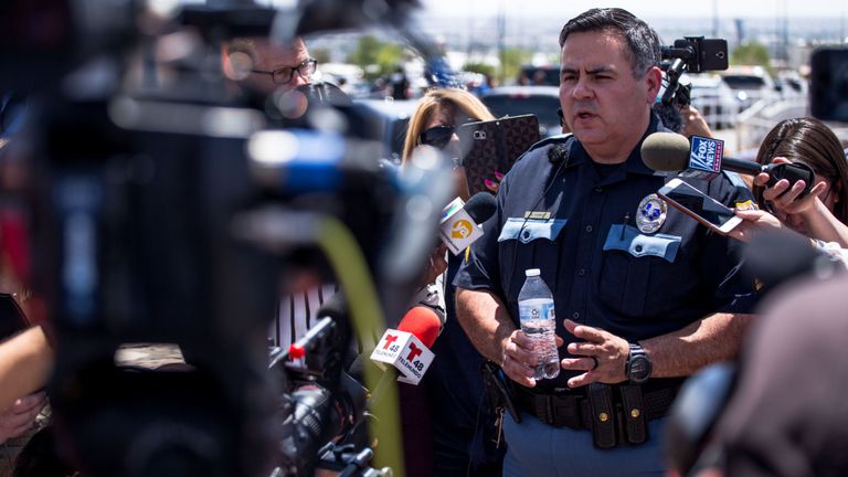 Sgt du département de police d'El Paso Robert Gomez informe les médias sur le tournage 