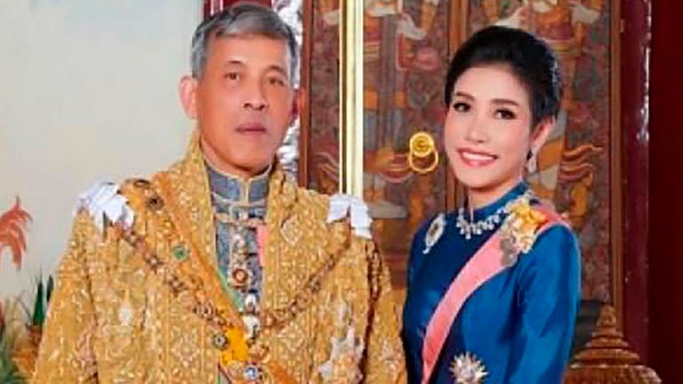 Le roi Maha Vajiralongkorn avec le major général Sineenatra Wongvajirabhakdi, épouse royale noble