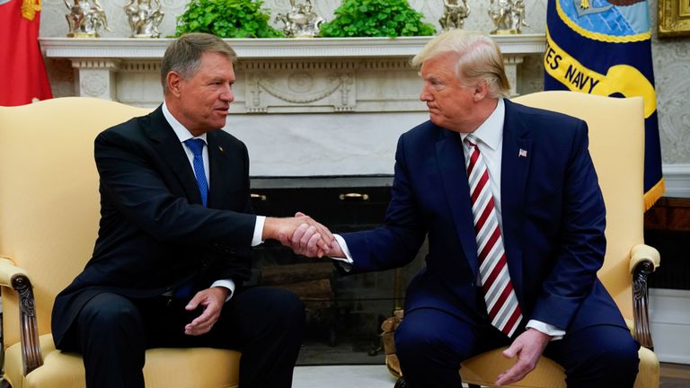 Donald Trump serre la main du président roumain Klaus Iohannis lors d'une réunion dans le bureau ovale