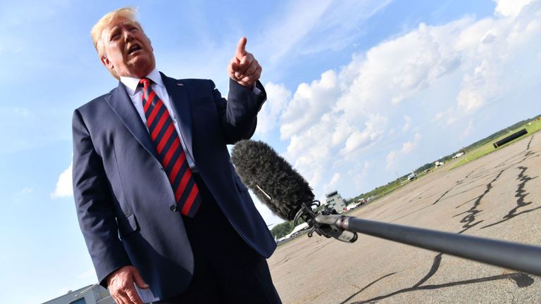 Le président des États-Unis, Donald Trump, s'adresse à la presse avant d'embarquer dans l'Air Force One à Morristown, dans le New Jersey, le 18 août 2019. (Photo de Nicholas Kamm / AFP) (Le crédit photo devrait correspondre à NICHOLAS KAMM / AFP / Getty Images)