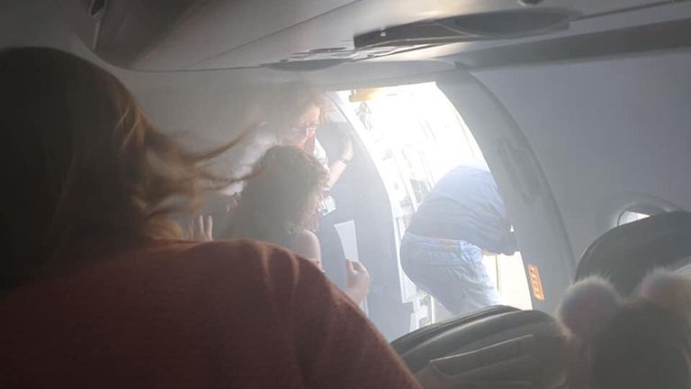 Les passagers ont quitté l'avion à l'aide de glissières d'urgence. Pic: Twitter / @ lucyaabrown