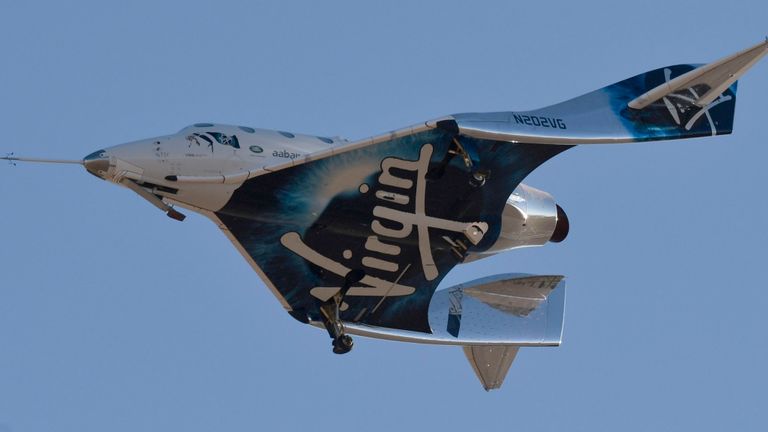 Le VSS Unity de Virgin Galactic arrive pour un atterrissage après son vol d’essais suborbital, le 13 décembre 2018, à Mojave, en Californie. - Virgin Galactic a marqué une étape importante jeudi avec son vaisseau spatial qui a atteint un sommet ou un apogée de 51,7 miles (82,7 km), après avoir décollé à bord d'un avion de Mojave, en Californie, puis tiré ses moteurs de fusée pour atteindre de nouveaux hauteurs. (Photo de Gene Blevins / AFP) (Le crédit photo doit se lire GENE BLEVINS / AFP / Getty Images)