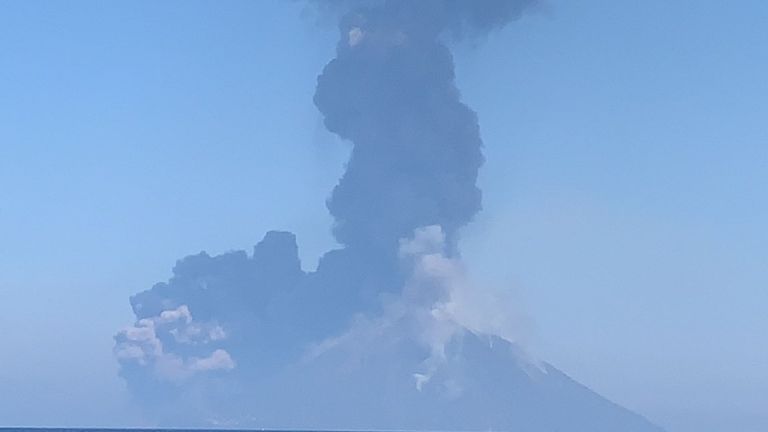 Une fumée de l'éruption du volcan s'élève sur Srtomboli, en Italie, le 28 août 2019, sur cette image obtenue des médias sociaux. Nicole Bremner / via REUTERS À L'ATTENTION DES RÉDACTEURS - CETTE IMAGE A ÉTÉ FOURNIE PAR UN TIERS. CRÉDIT OBLIGATOIRE.