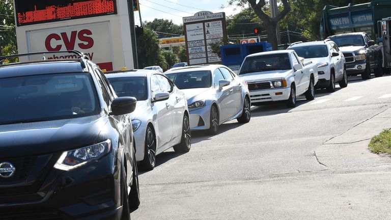 Des automobilistes à Winter Springs, en Floride, font la queue pour faire le plein d'essence avant la tempête