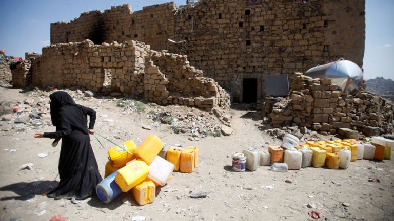 Une femme déplacée de la ville portuaire de Hodeidah, dans la mer Rouge, sort des bidons vides devant le refuge familial situé à Sanaa, au Yémen, le 2 novembre 2018. Photo prise le 2 novembre 2018. REUTERS / Mohamed al-Sayaghi