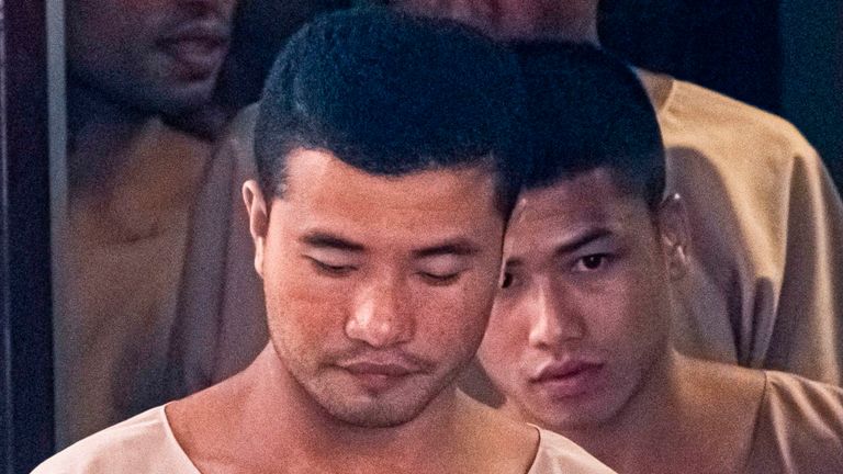 Zaw Lin (C) et Win Zaw Tun (D) quittent le tribunal après le maintien de leur condamnation à mort