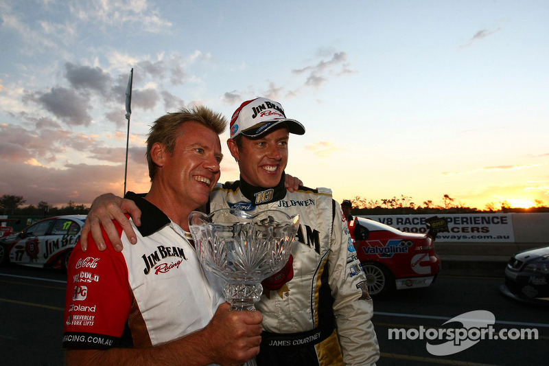 James Courtney célèbre avec son équipe après avoir remporté la course 9 du championnat V8 Supercar 2010