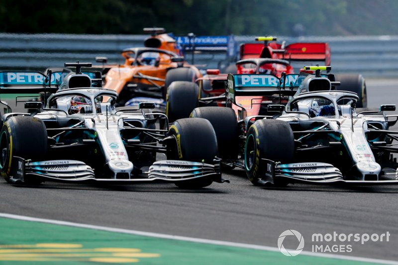 Valtteri Bottas, Mercedes AMG W10 et Lewis Hamilton, Mercedes AMG F1 W10 saffrontent au début de la course
