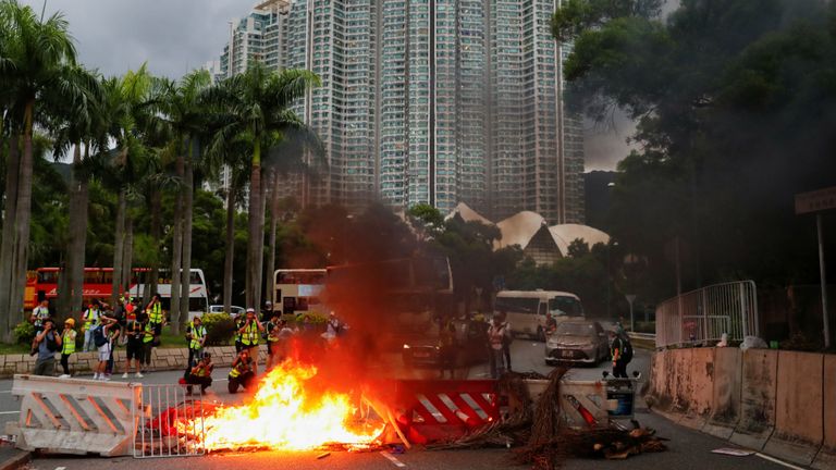 Les manifestants ont bloqué l'accès à l'aéroport international de Hong Kong en incendiant les barricades qu'ils avaient installées autour du site.