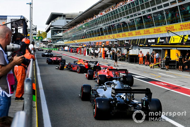 Charles Leclerc, Ferrari SF90, mène Alex Albon, Red Bull RB15, Sébastien Vettel, Ferrari SF90 et Lewis Hamilton, Mercedes AMG F1 W10, sortent des stands