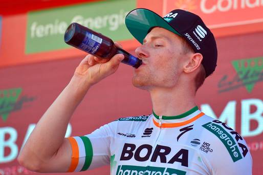 Bennett félicite son équipe après avoir remporté la 13e victoire de l'année