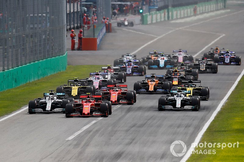 Charles Leclerc, Ferrari SF90 en tête Lewis Hamilton, Mercedes AMG F1 W10 et Valtteri Bottas, Mercedes AMG W10 au début de la course 