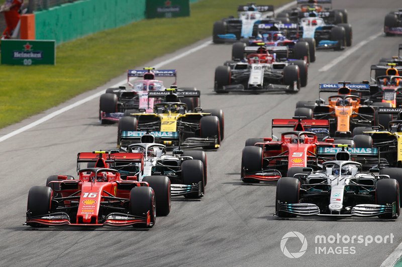 Charles Leclerc, Ferrari SF90, mène Valtteri Bottas, Mercedes AMG W10, Lewis Hamilton, Mercedes AMG F1 W10 dans le premier virage