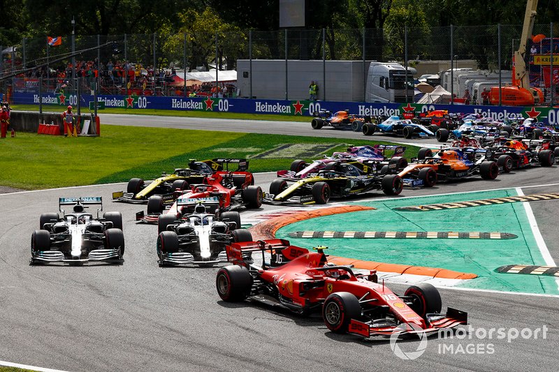 Charles Leclerc, Ferrari SF90 en tête Lewis Hamilton, Mercedes AMG F1 W10 et Valtteri Bottas, Mercedes AMG W10 au début de la course 