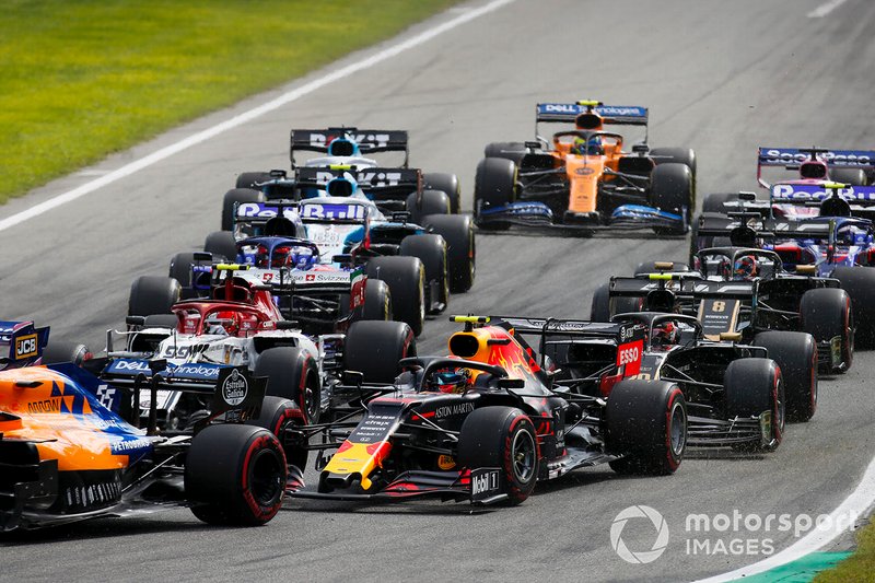 Alex Albon, Red Bull Racing RB15, au premier virage de la course